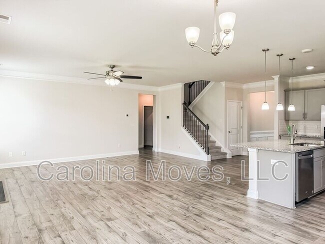 Building Photo - 400 Raleighwood Ln