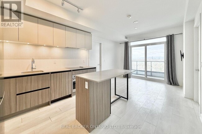Building Photo - 7950 Bathurst St