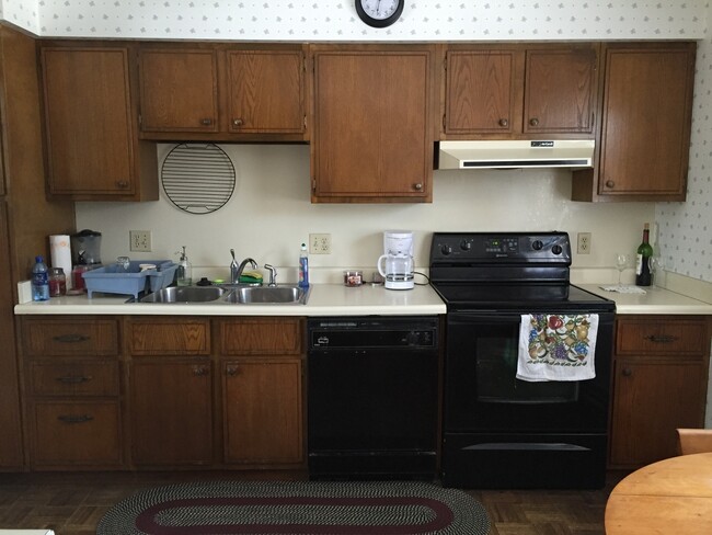 Foto del edificio - 4BR 2.5ba house on Westside of Iowa City -...