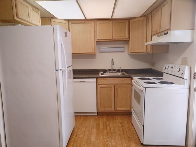 Building Photo - 2 Bed/1 Bath overlooking Iuka Ravine