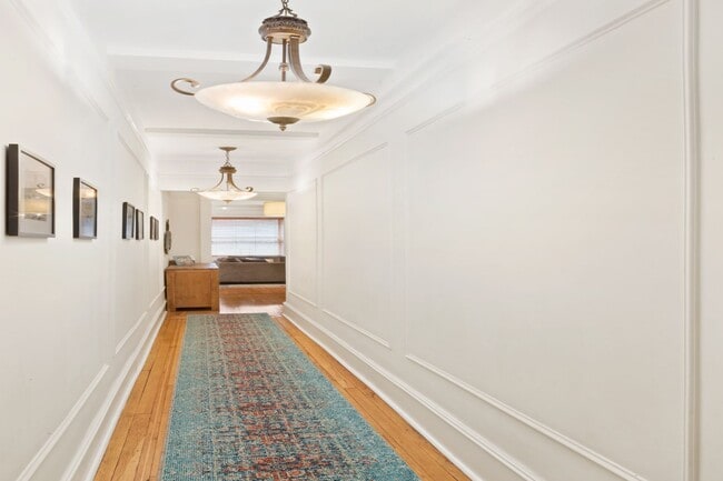 Building Photo - 203 W 81st St