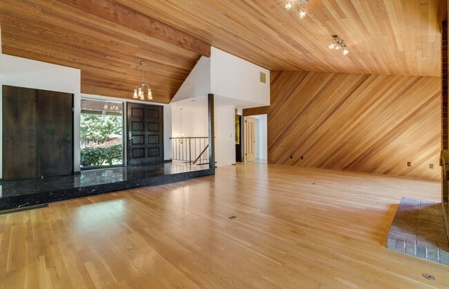 Building Photo - Gorgeous 4BD Home with Balcony, Hardwood F...