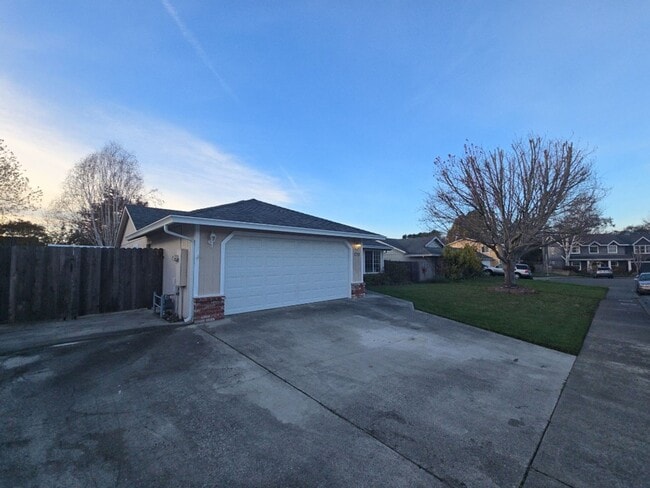 Building Photo - 3DB/2BA Fortuna home on quiet road!