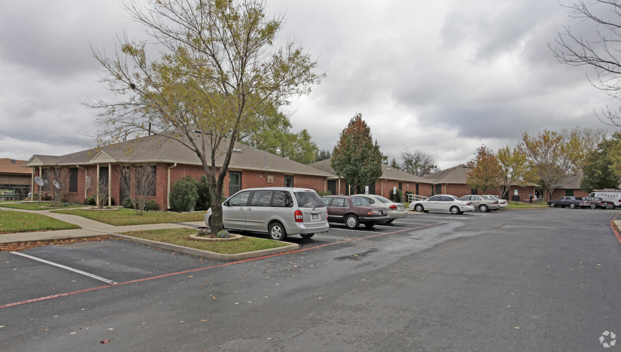 Primary Photo - Thomas Square Apartments