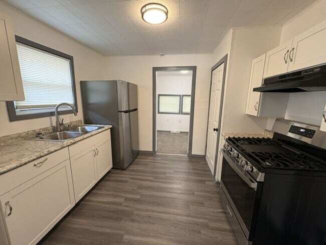Foto del edificio - Move-In Ready 2-Bedroom Home with Modern Kitchen, Basement & Front Porch