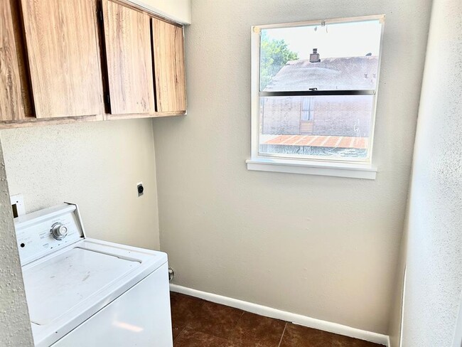 Building Photo - 10203 Forum Park Dr