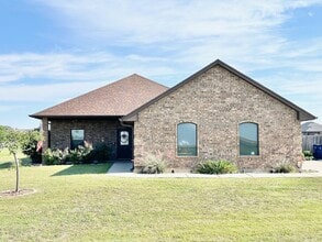 Building Photo - 8470 SW Sun Valley Dr