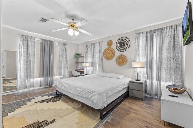 Building Photo - 6124 Long Dr