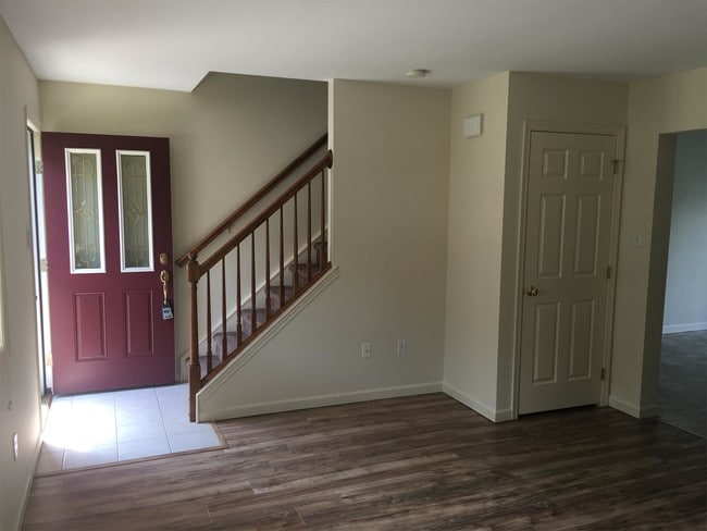 Building Photo - 519 E Linden St