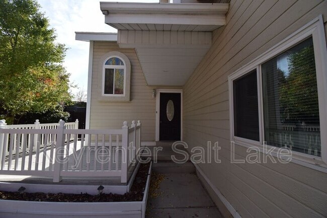 Foto del edificio - 6888 Hillside Village Cir