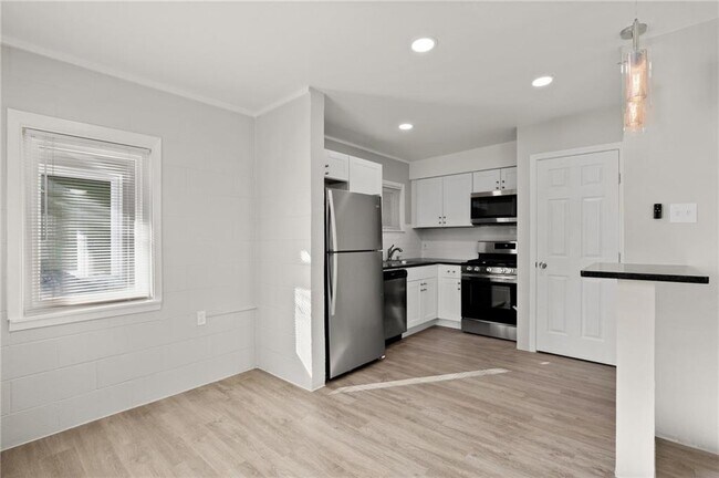 Building Photo - 2612 Rogers Ave