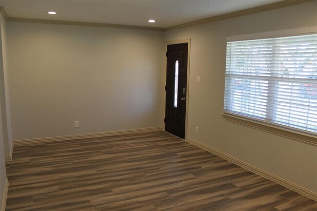 Building Photo - 221 Mildred Ln