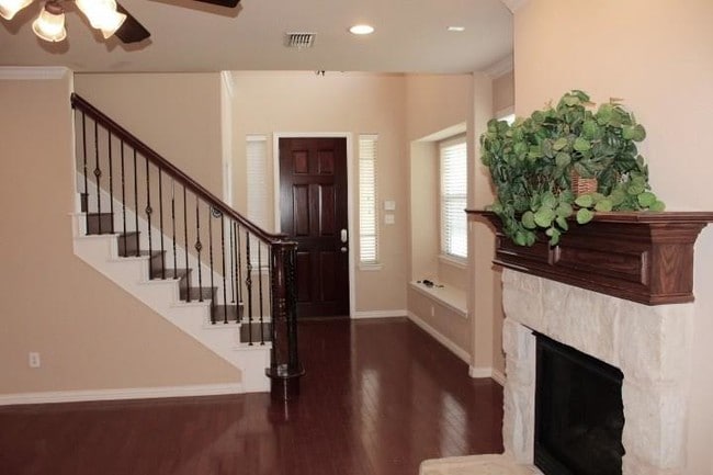 Building Photo - 9144 Cottonwood Village Dr