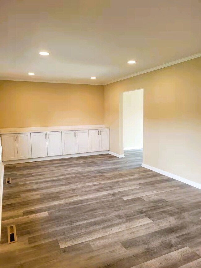 Building Photo - 520 Williamsburg Rd