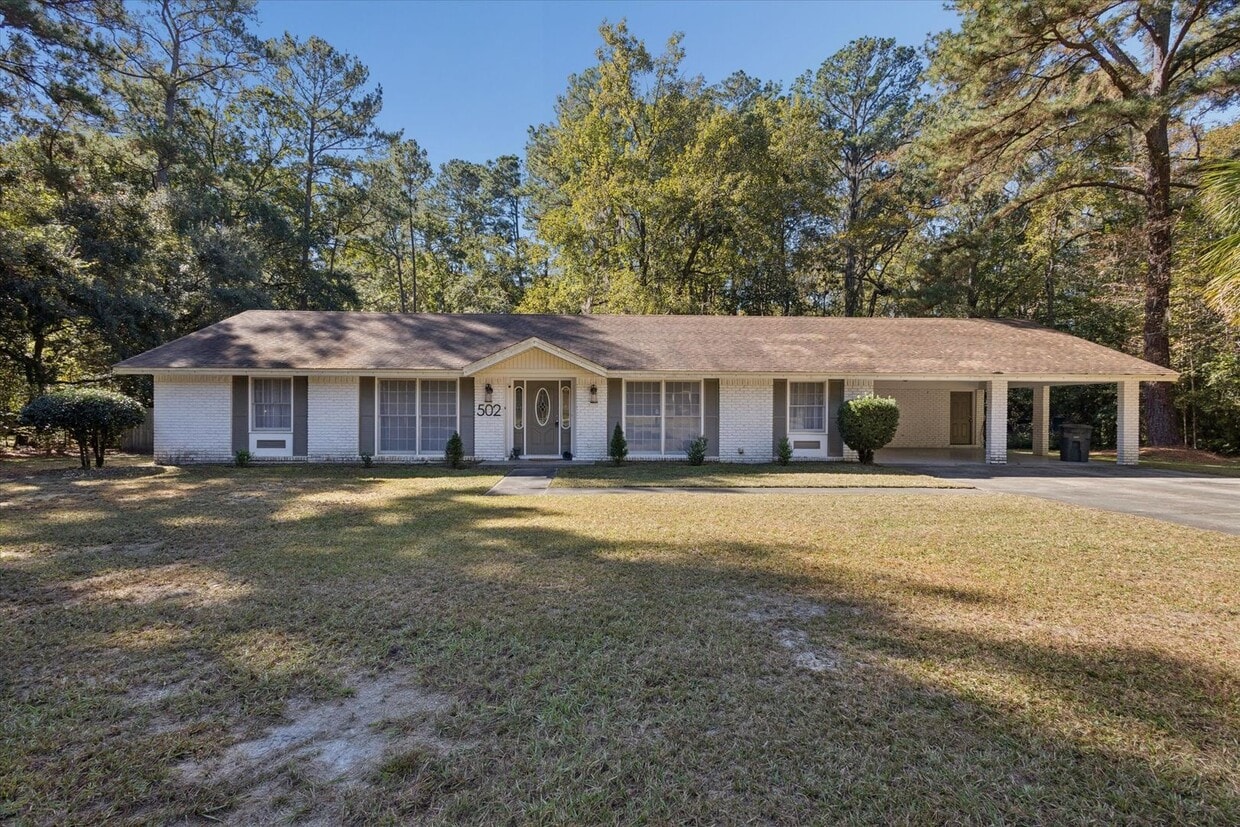 Primary Photo - MOVE-IN READY! (Pet Friendly)