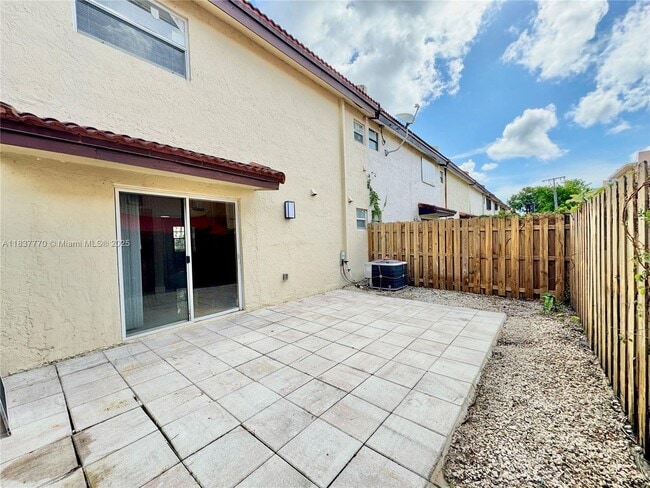 Building Photo - 3840 SW 52nd Ave