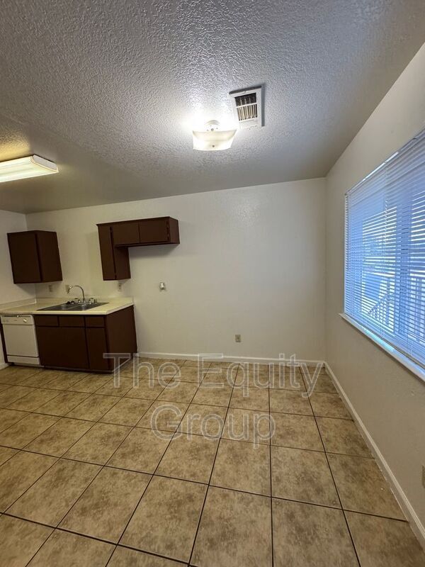 Foto del edificio - 1423 E Douglas Ave