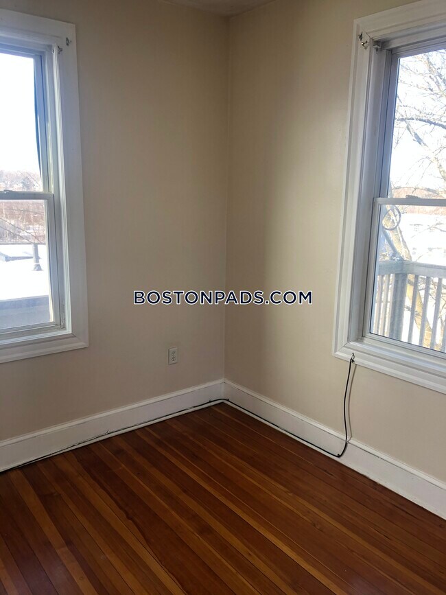 Building Photo - 42 Roslyn St