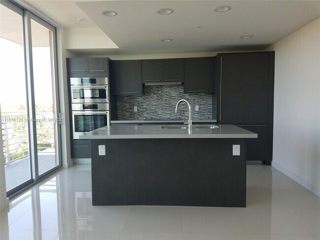 Foto del edificio - 7875 NW 107th Ave