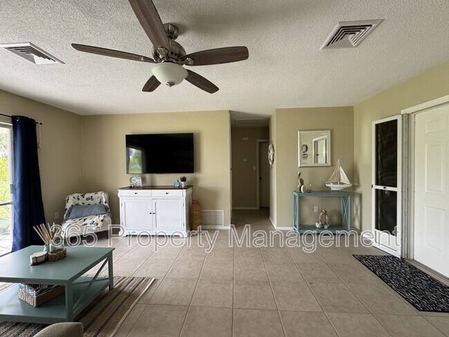 Foto del edificio - 22206 Laramore Ave