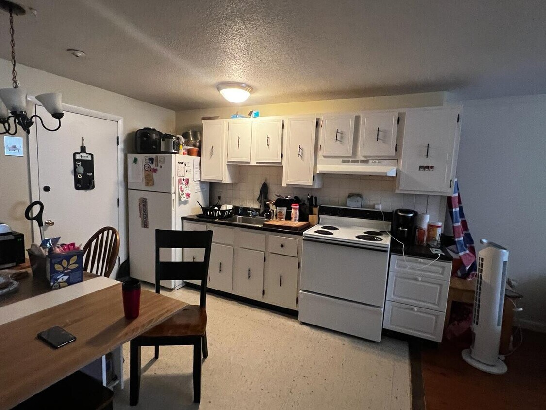 40 Dinan Dr Unit 40D 6, Gardner, MA 01440 Condo for Rent in Gardner, MA