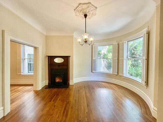 Foto del edificio - 4BD/1.5BA + 1BR/1BA In-law! GRAND Cole Valley Home - Pet! Parking! Laundry! PROGRESSIVE!