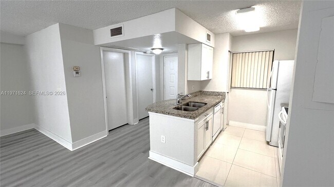 Foto del edificio - 2831 N Oakland Forest Dr