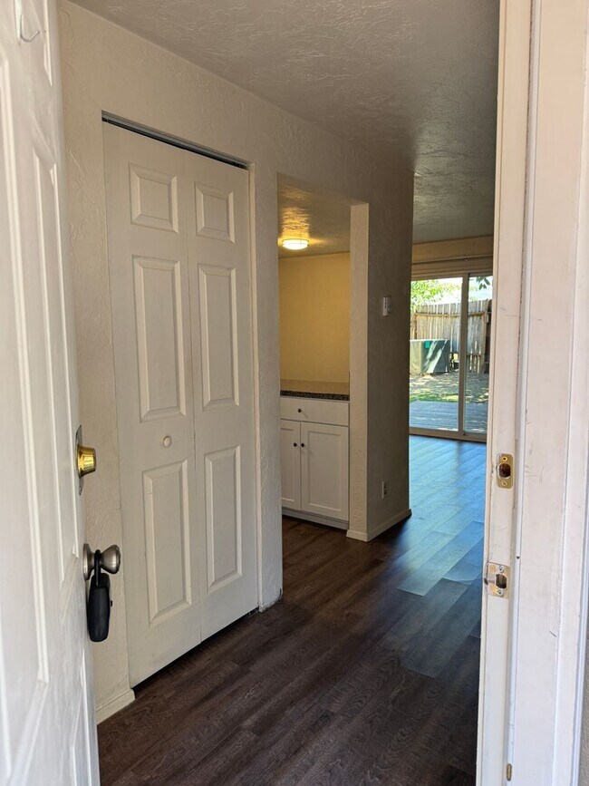 Foto del edificio - Updated 2-bedroom 1.5 bath duplex in Springfield!