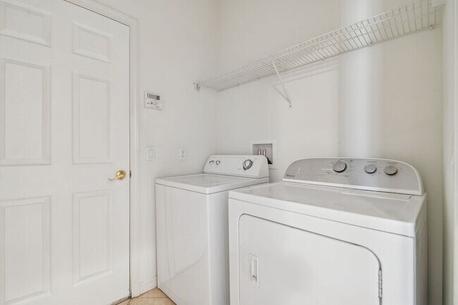 Foto del edificio - 127 Silver Falls Dr