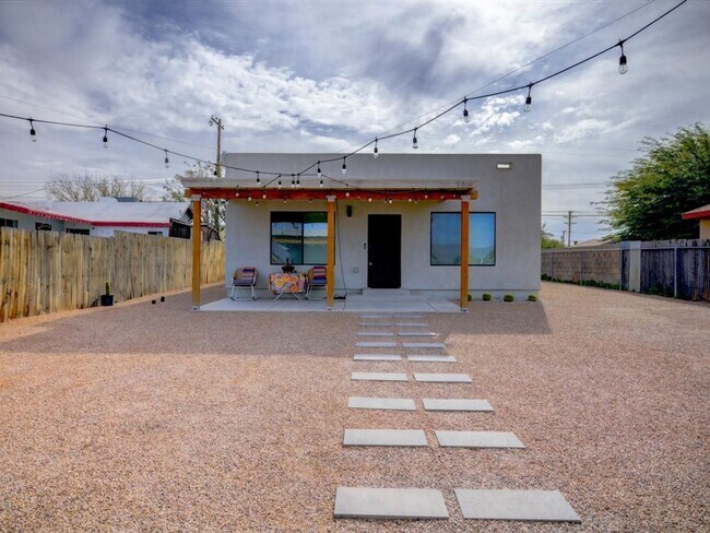 Building Photo - Fully Furnished 3-Bedroom Home with Security & Modern Upgrades