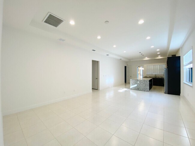 Building Photo - Beautiful brand new house in Eagle Creek c...
