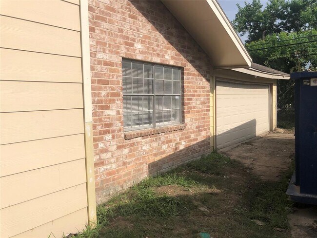 Building Photo - 14520 Woodforest Unit A Blvd