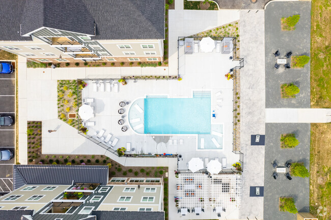 Piscina - The Flats at Kennett Square