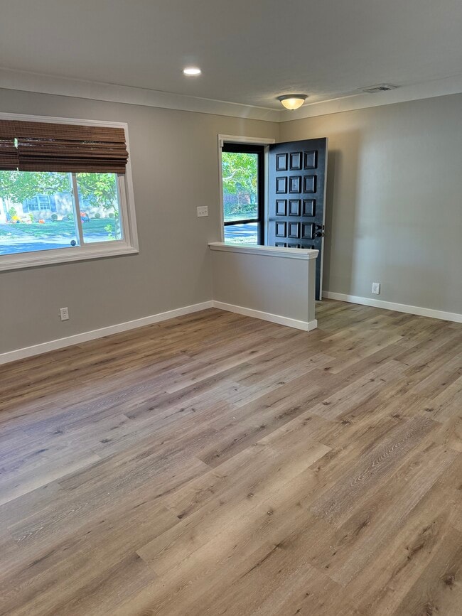 Building Photo - 612 Kinzer Ave