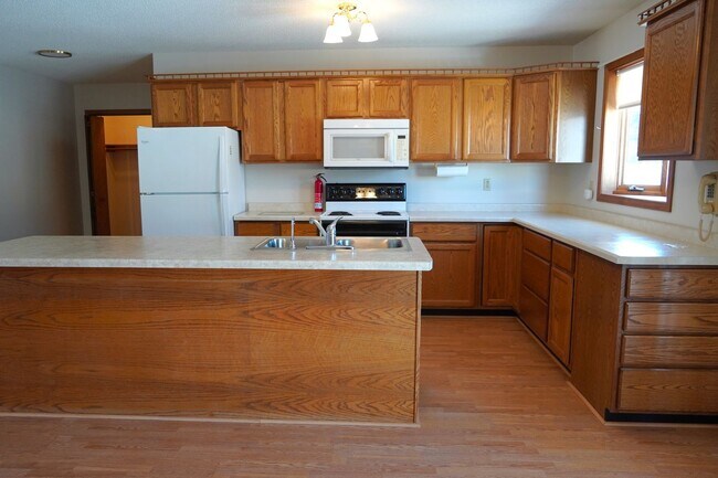 Building Photo - 2 Bedroom, 2 Bath Home