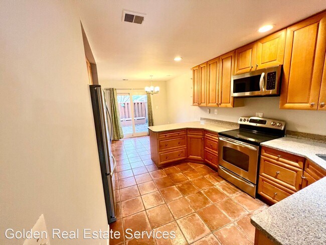 Building Photo - 3 br, 2.5 bath House - 1935 Winterport Clu...