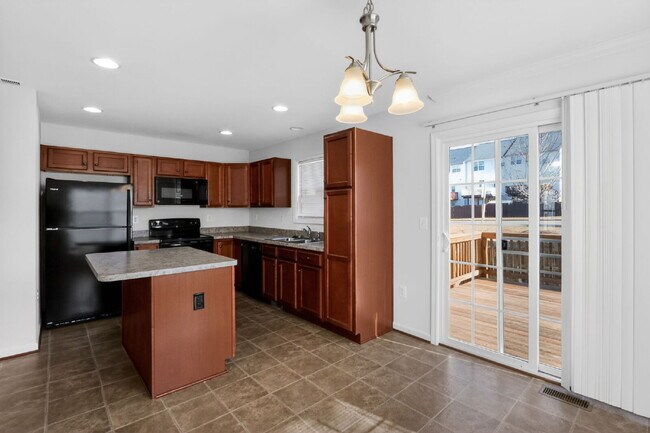 Building Photo - Welcome to a gorgeous end unit townhouse, located in the Heather Hills community.