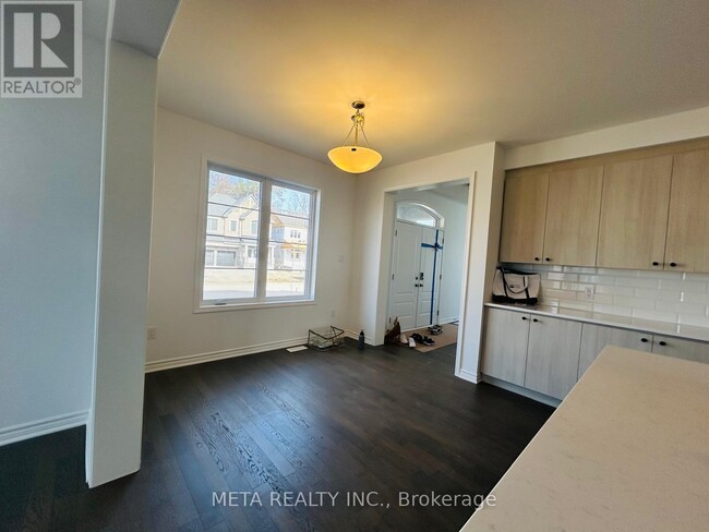 Building Photo - 598 Newlove St