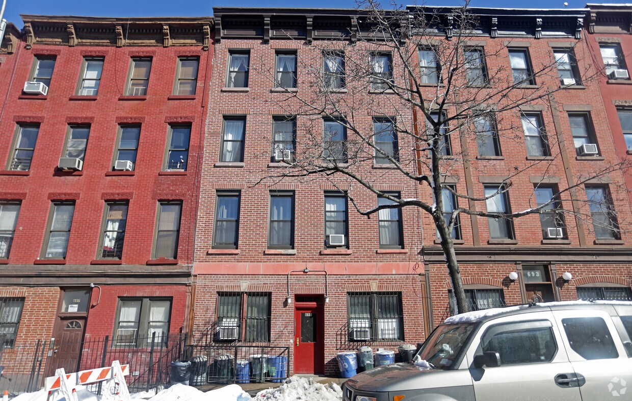 Building Photo - 691 Union St