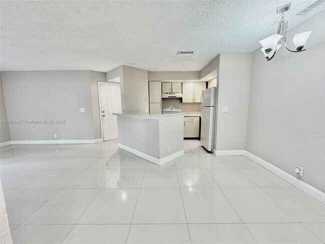 Foto del edificio - 3360 Pinewalk Dr N