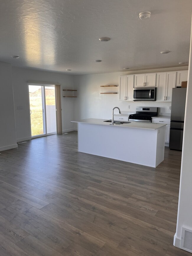 Building Photo - 1022 W Broadleaf Dr