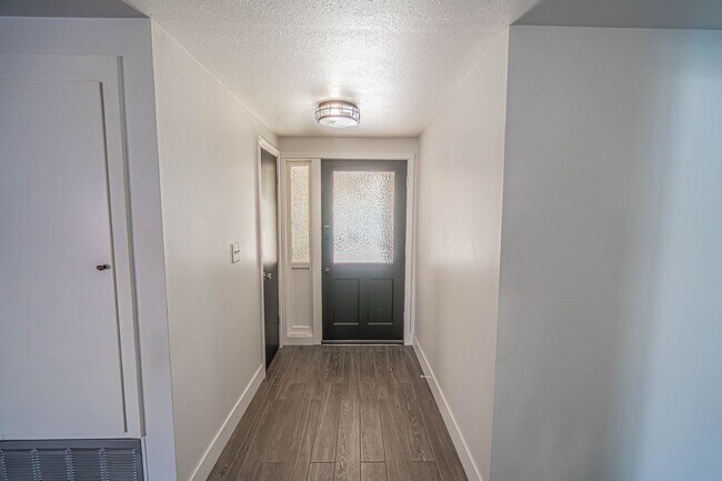 Building Photo - Single Story Pool House for Rent in Canyon Country!