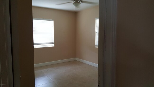 Building Photo - 1047 Riverdale Dr
