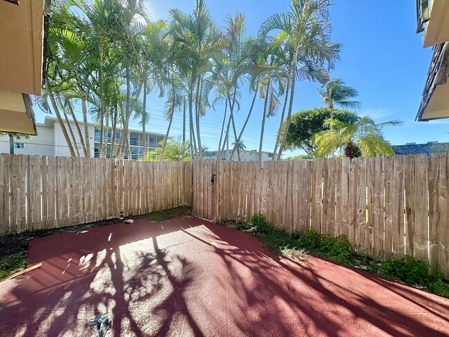 Building Photo - 225 Lake Arbor Dr