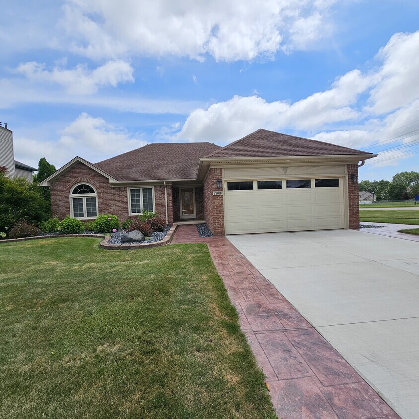 Foto principal - 3 Bedroom, 2 Bathroom Brick Ranch w/ Overs...