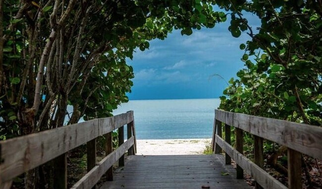 Building Photo - ** 2 BEDROOM\1 BATH DUPLEX READY FOR A LON...