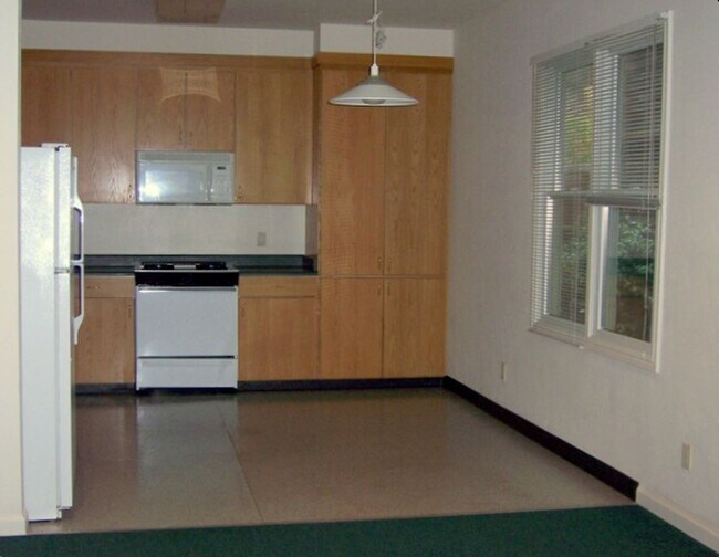 Foto del edificio - COMING SOON Spacious 5bdr/2bath units available for a lease ending May 30. Building is located at...