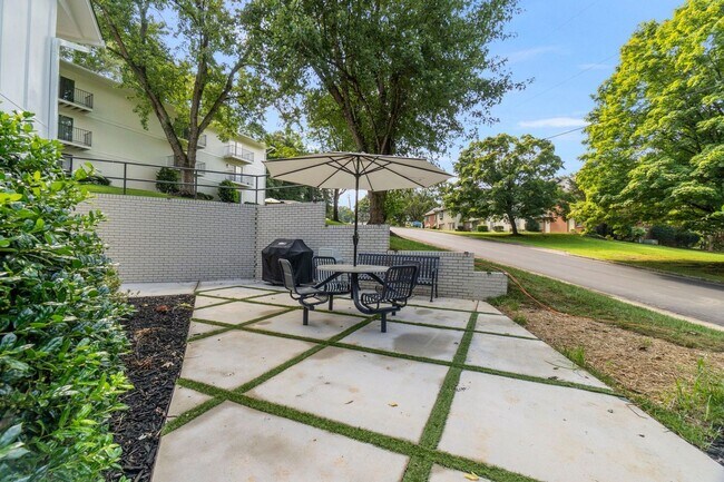 Foto del edificio - Furnished 1BR Studio w/ Fireplace & Deck – Prime Location!