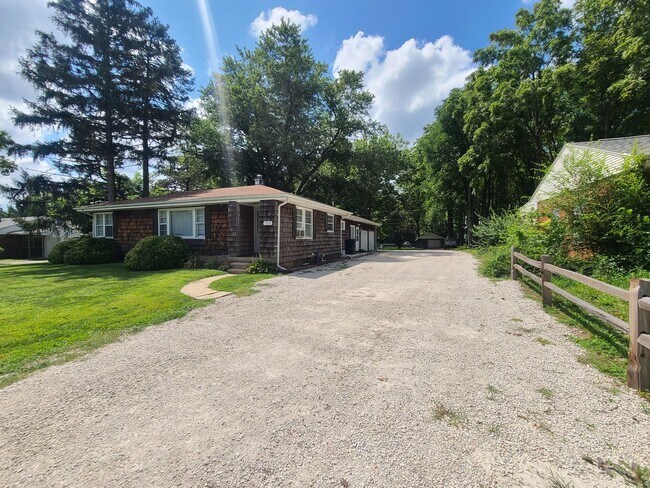 Building Photo - 3 Bedroom House in Normal