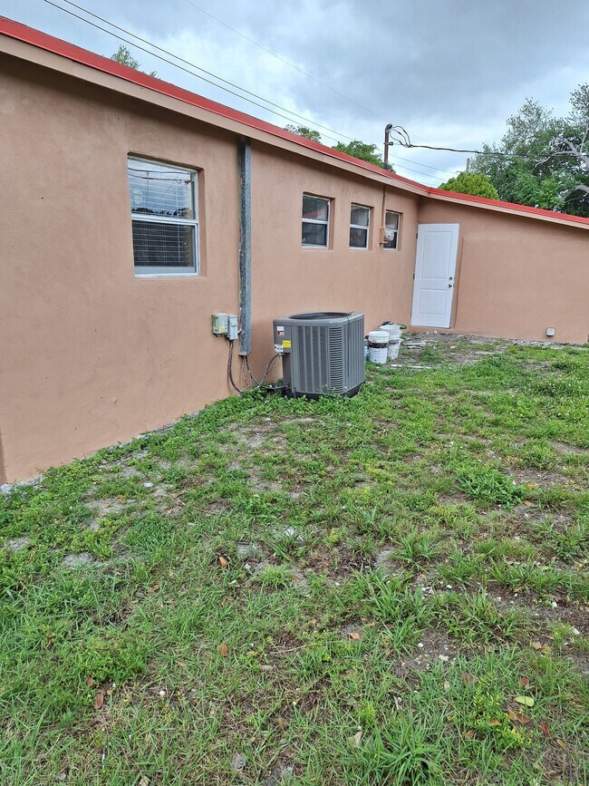 Foto del edificio - 1151 NE 211th St